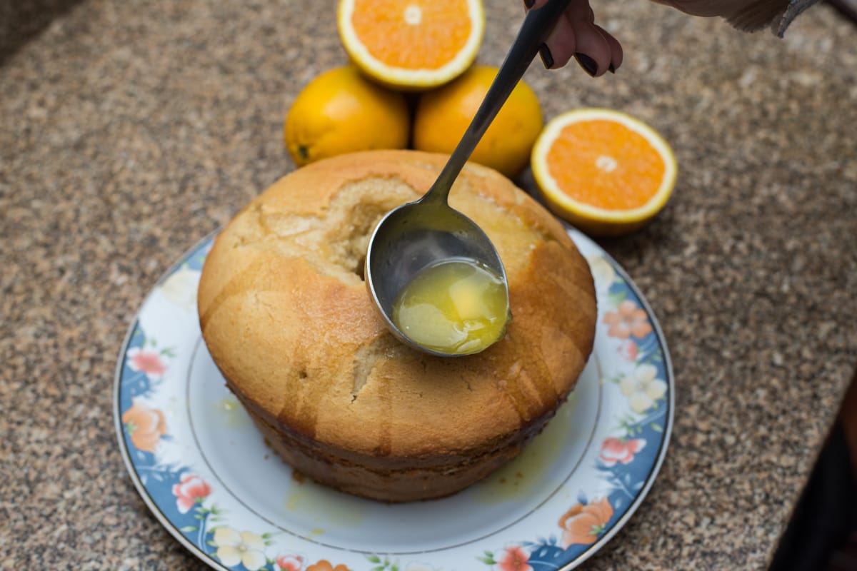Esse bolo é bem diferente dos bolos tradicionais de laranja. Ele leva limão e laranja, o que dá um toque azedinho muito gostoso e nada enjoativo