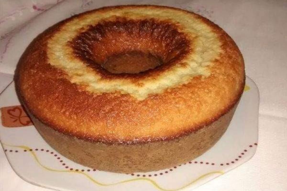 Essa receita de bolo de caçarola é uma junção perfeita de duas outras receitas que são adoradas por milhares de brasileiros