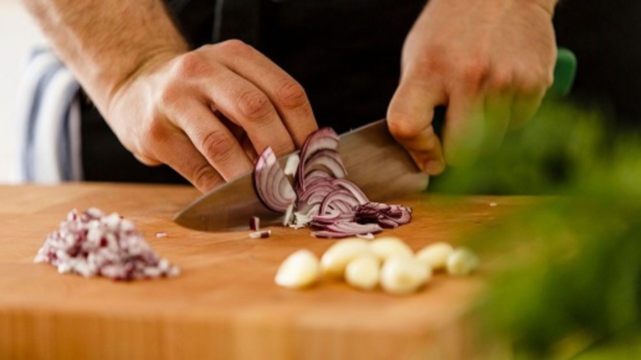 Dicas de cuidados com a tábua de cortar carne: saiba como aumentar a vida útil do utensílio