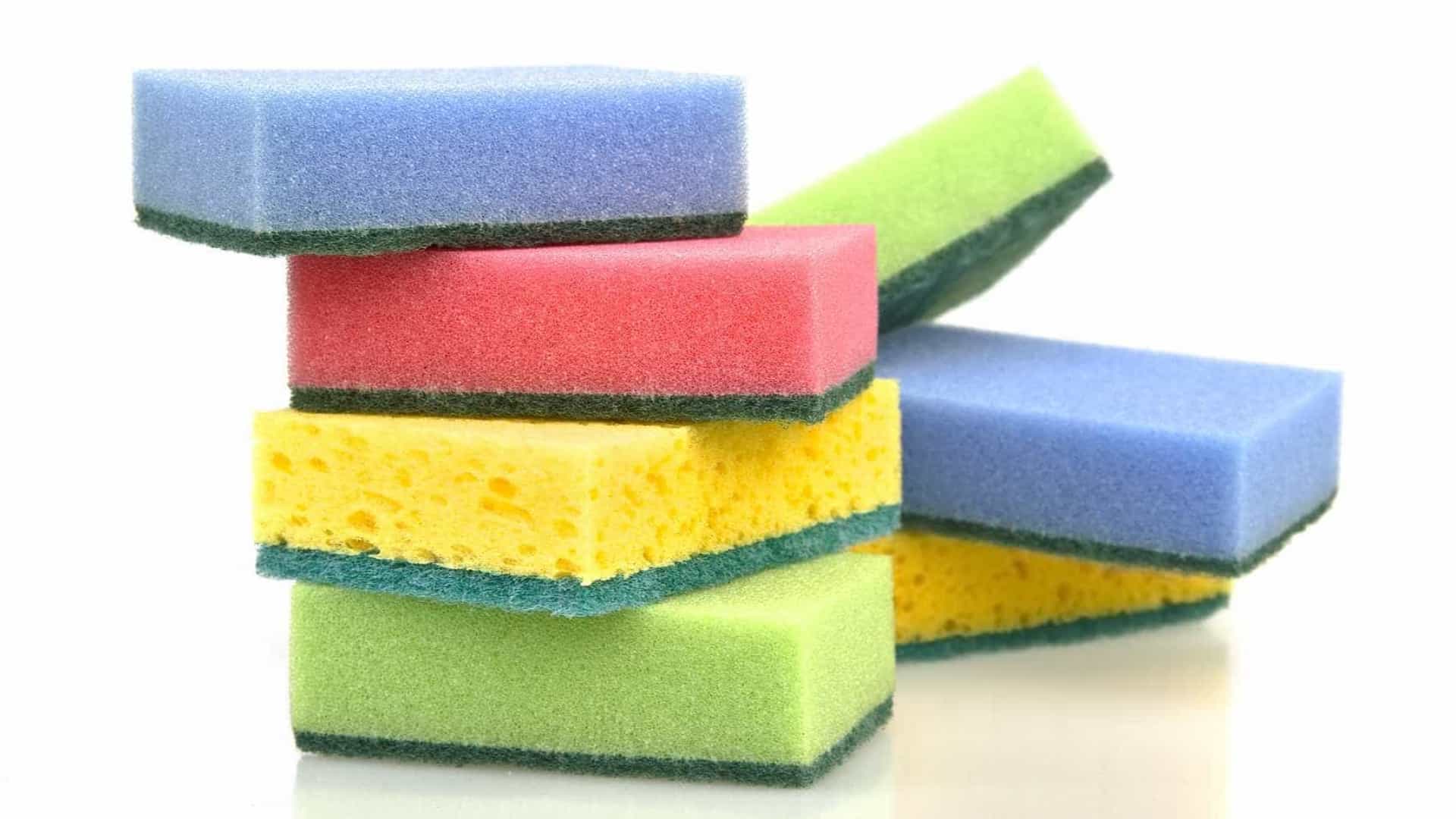 Cuidados com esponja de lavar louças: item é um dos mais sujos da casa; saiba mais