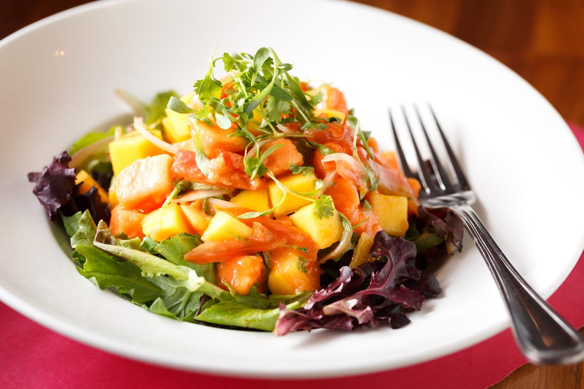 Essa salada é um prato que pode ser adaptado de diversas formas para que fique com a sua cara. Sirva no almoço.