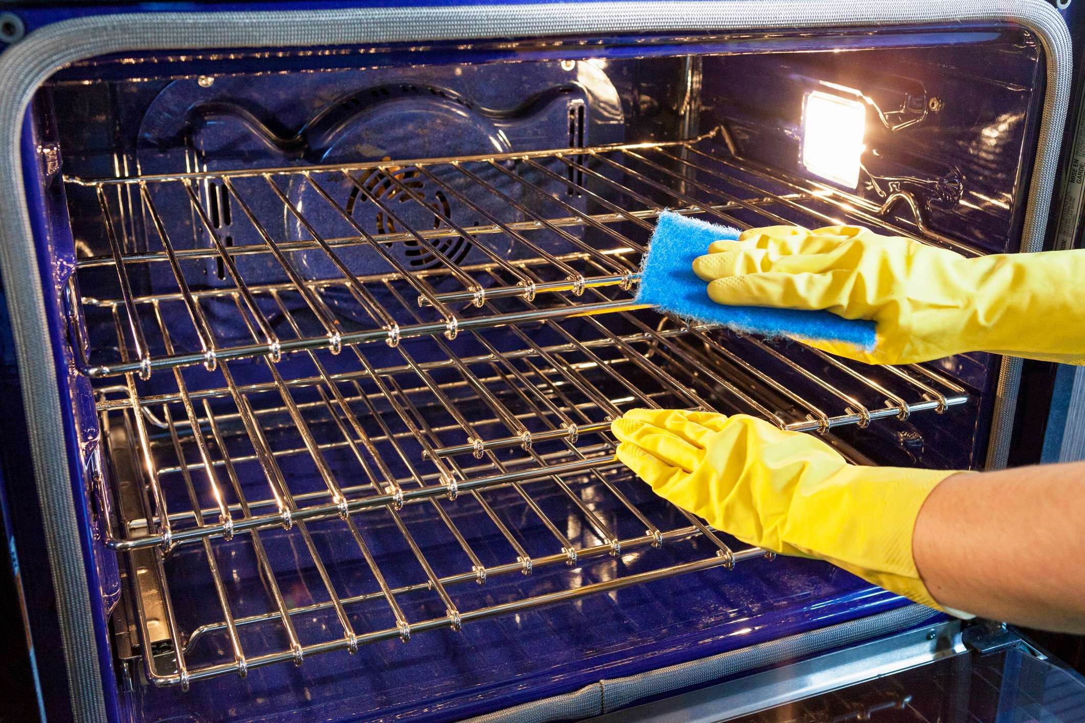 5 dicas para deixar o forno limpinho de forma prática e sem estresse