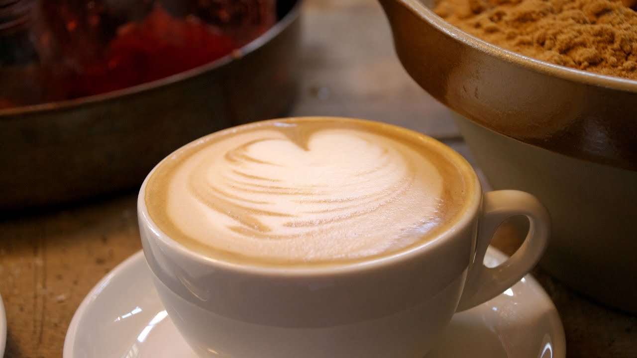 Café da manhã especial: Sirva bebidas como o café cremoso gourmet (Youtube- receita de café cremoso gourmet)