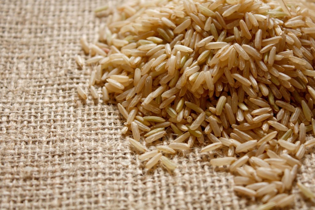 Como cozinhar arroz integral na panela normal: confira dicas para facilitar o preparo