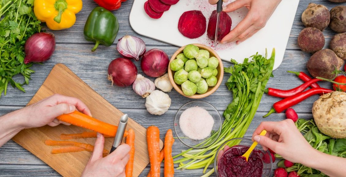 Como reaproveitar cascas de vegetais: confira dicas para aproveitar os benefícios