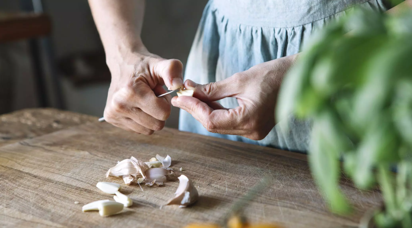 Como tirar o cheiro de alho das mãos após cozinhar: confira dicas facílimas e surpreendentes