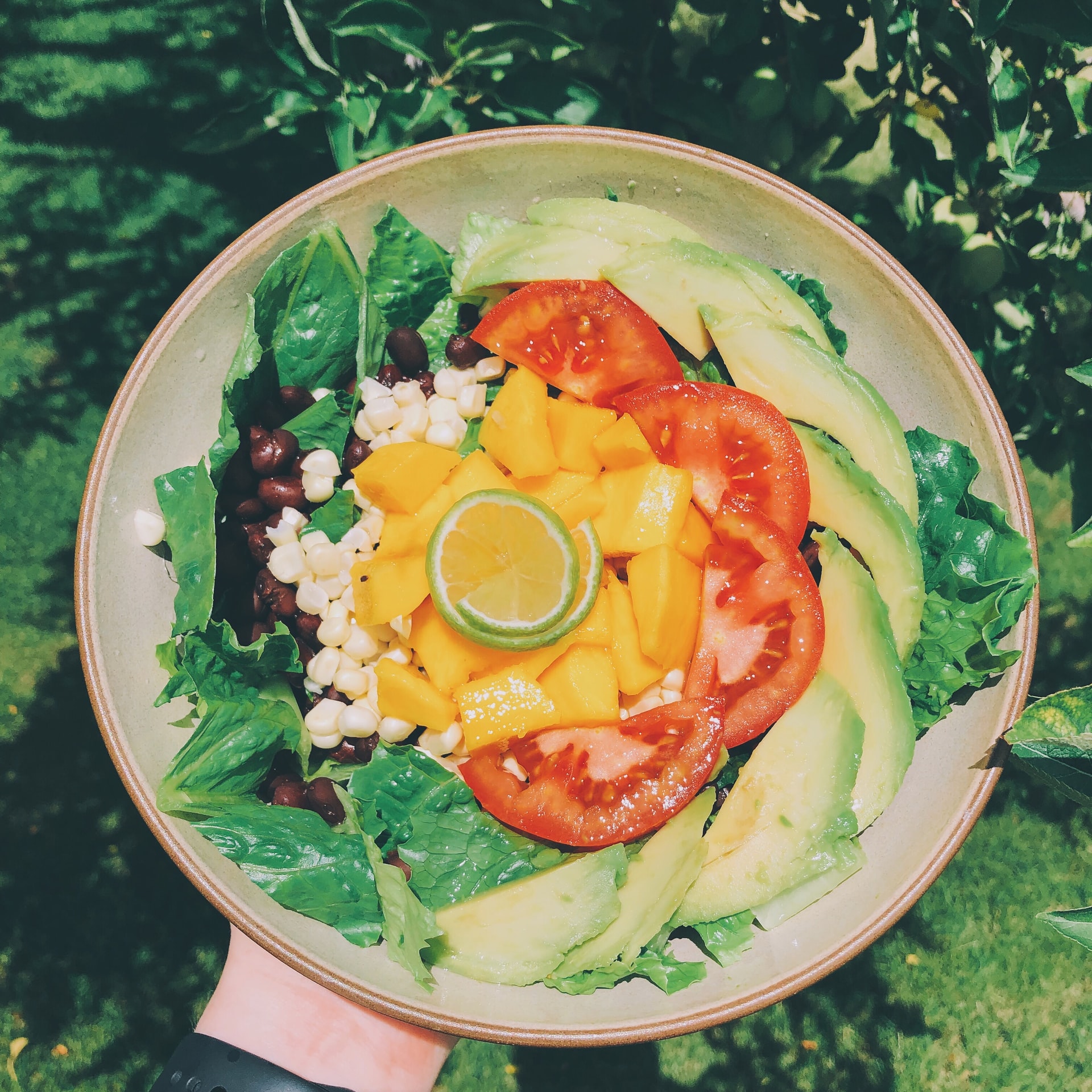 Salada de rúcula com manga, acompanhamento para almoço ou jantar