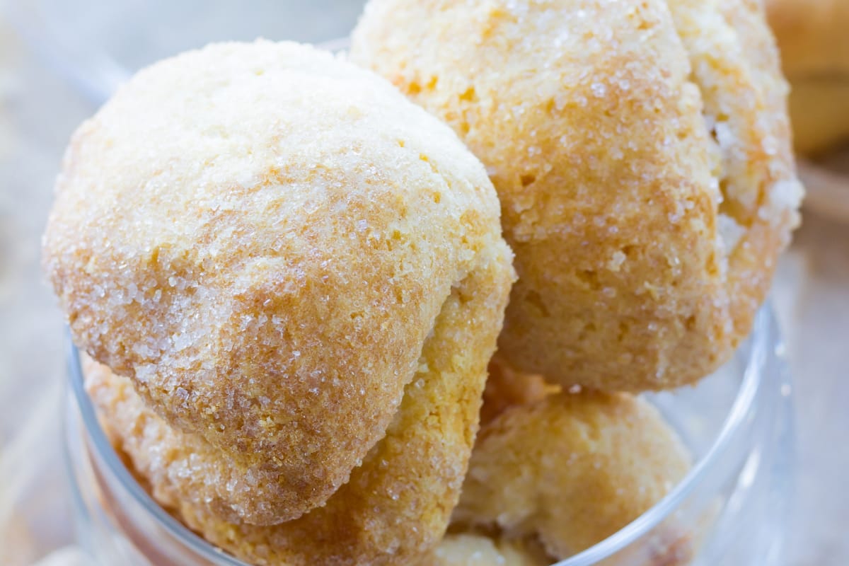 Sendo uma receita tradicional e extremamente saborosa, o biscoito de pinga assado é bem apreciado a qualquer hora do dia, especialmente no lanche ou café da manhã