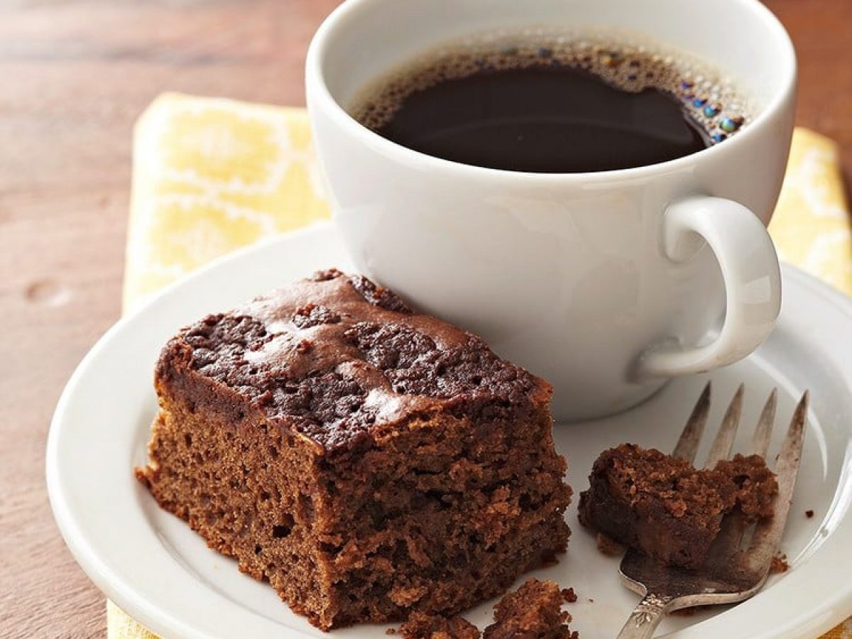 bolo de café com calda de chocolate, perfeito para o café da manhã