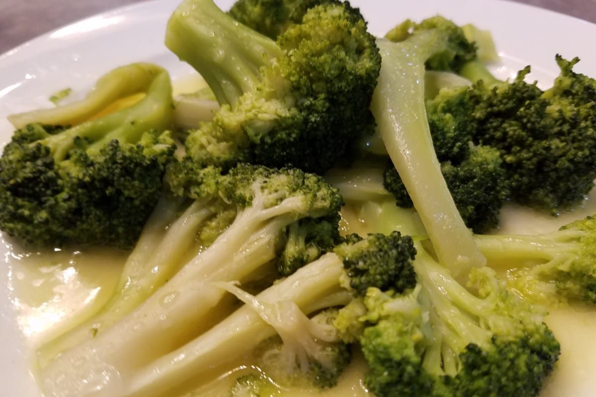 Esta receita de brócolis na manteiga é extremamente simples, mas igualmente saborosa