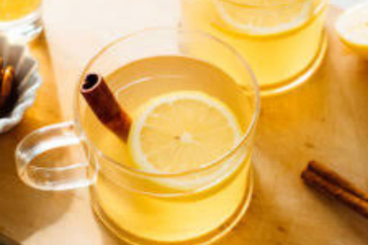 Existem muitas versões da bebida mista, com ou sem chá, assim como com conhaque, whisky ou rum, adicionando açúcar ou mel