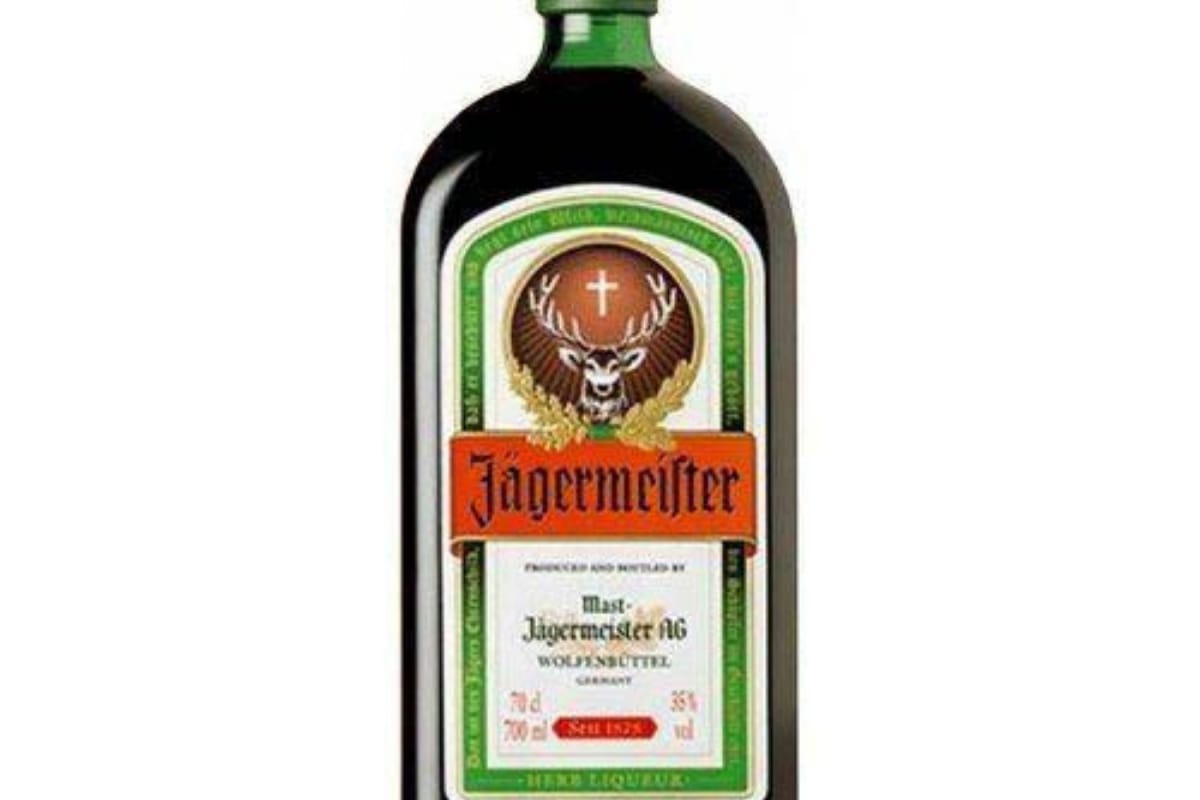 O Jagermeister Drink é uma bebida mista com uma tonalidade marrom-avermelhada, o que é o resultado de aproximadamente 56 tipos diferentes de ervas misturadas