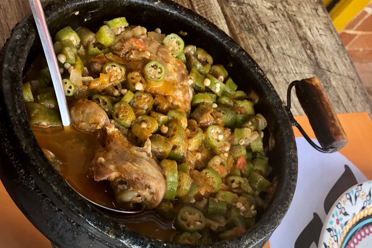 Os ingredientes usados para preparar essa receita mineirinha de frango com quiabo eram encontrados facilmente, por isso, o prato logo se popularizou em todo o Brasil. Faça para o almoço