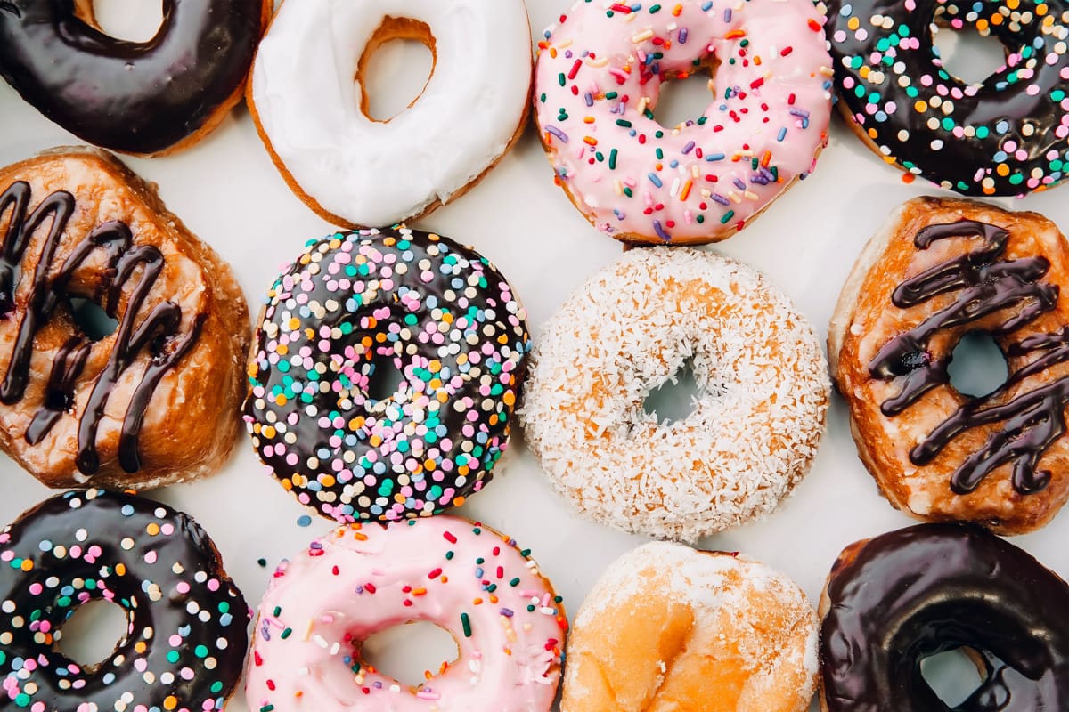 As rosquinhas donuts artesanal com cobertura foram levadas por alguns imigrantes holandeses até Nova Iorque por volta do século XIX. Sirva essa delícia no café da manhã ou lanche
