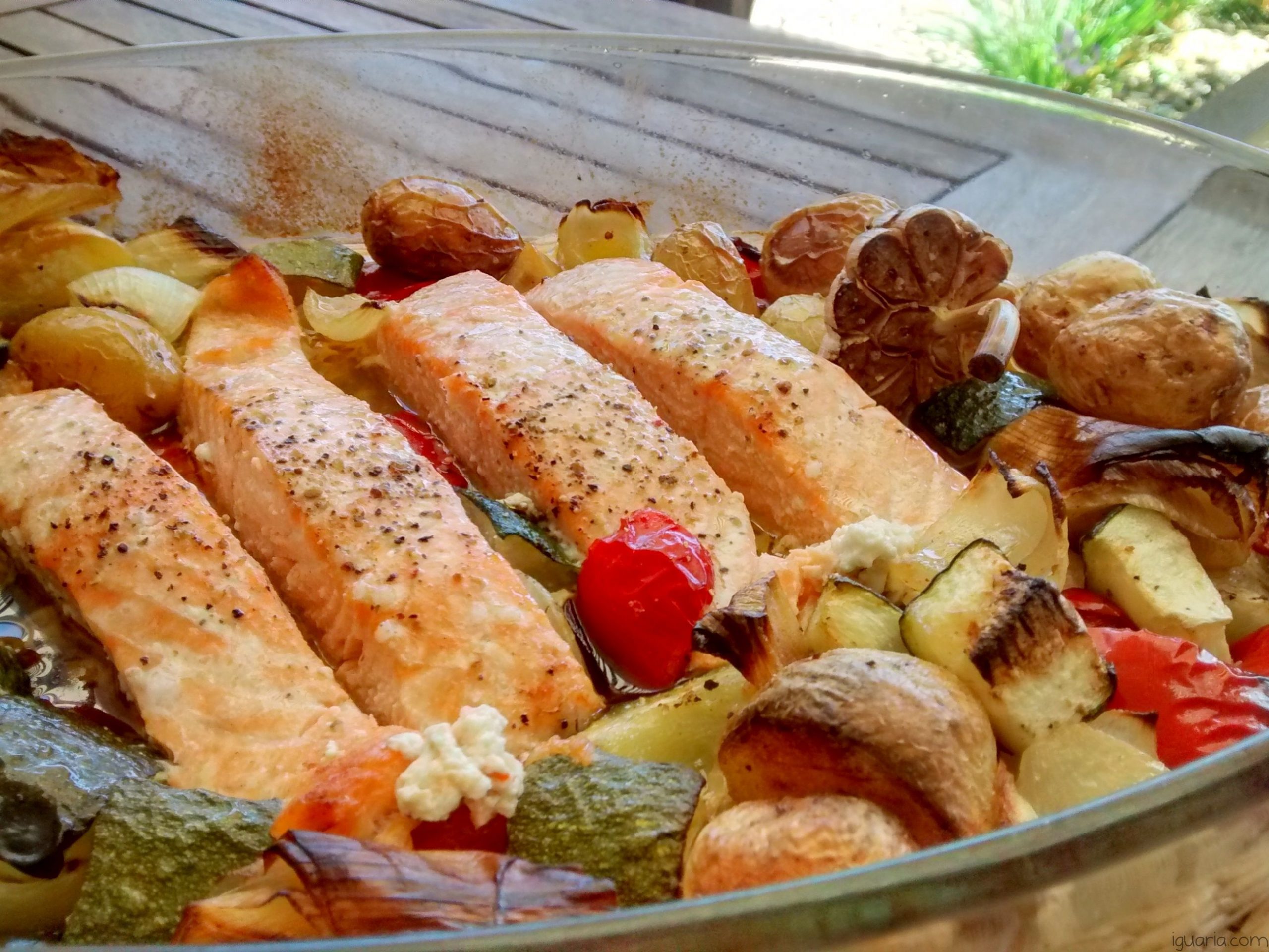salmão ao forno com legumes no almoço ou jantar (Pinterest)
