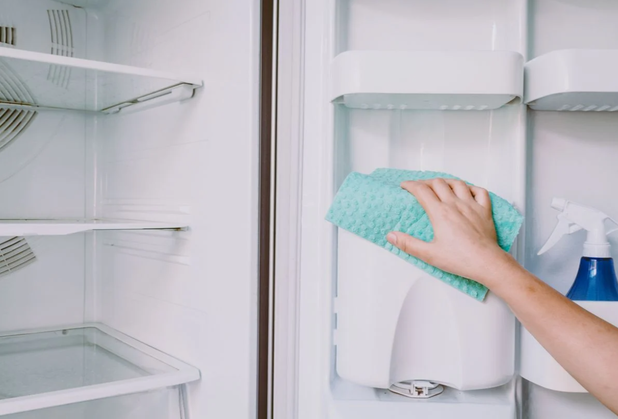 Dicas: Como fazer uma misturinha para limpar a geladeira: veja formas de retirar sujeiras e odor