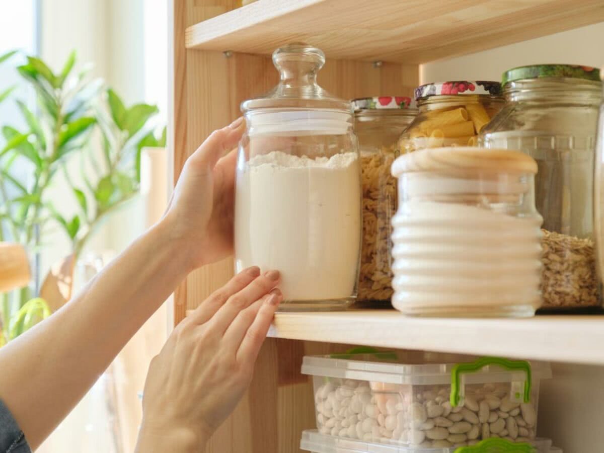 Como organizar de modo eficiente o armário de cozinha: confira dicas úteis que vão te ajudar