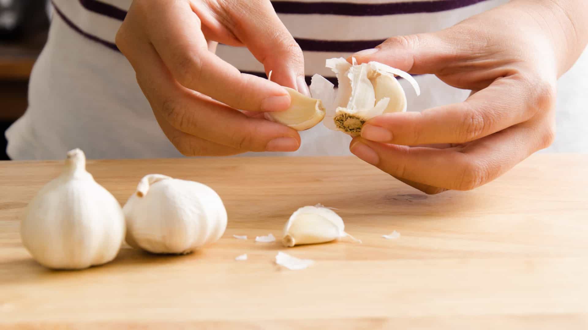 Dicas de como retirar cheiro de alho das mãos: veja receitas caseiras super fáceis