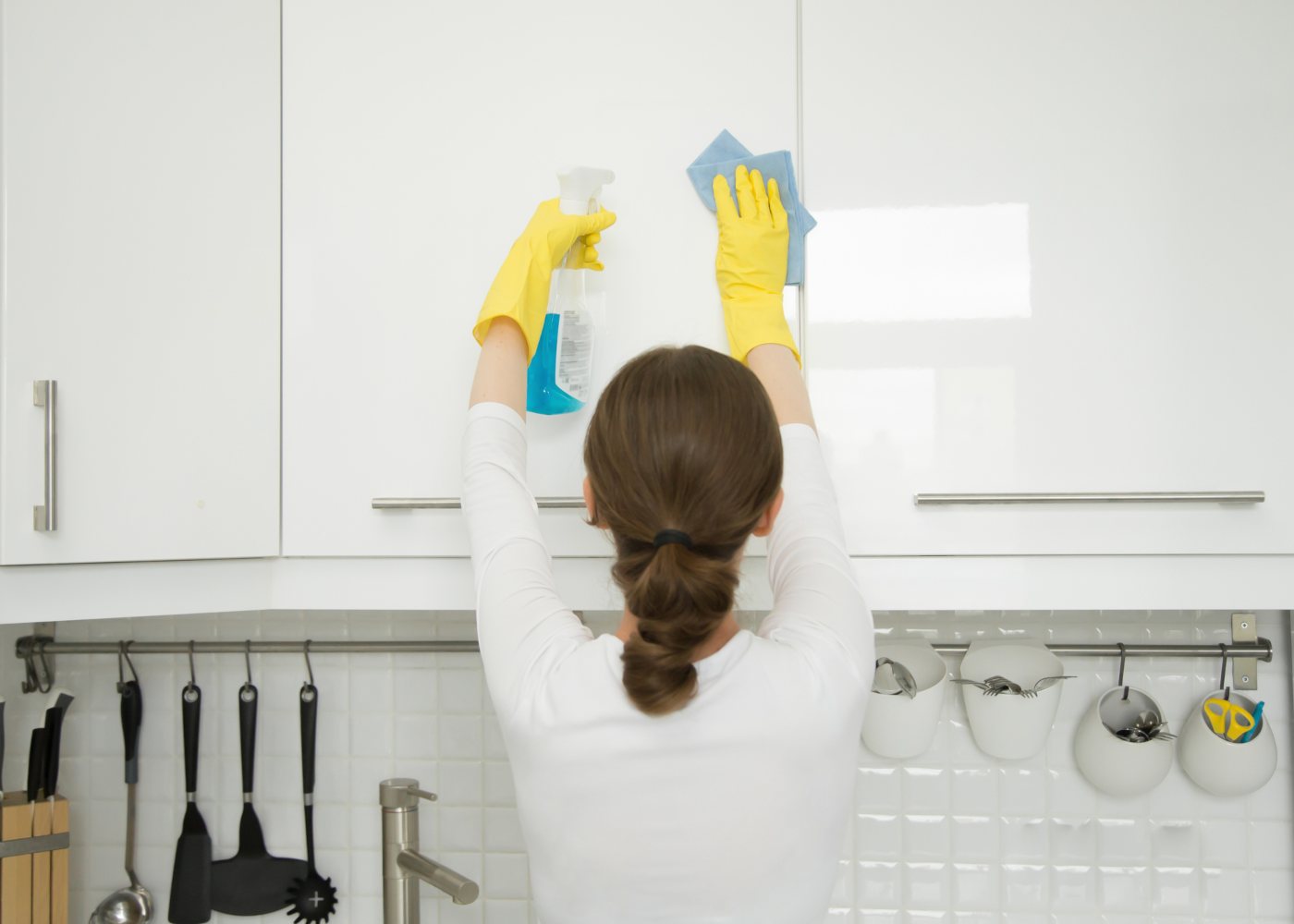 Misturinha caseira para limpar armários da cozinha: confira opções que vão te ajudar na limpeza