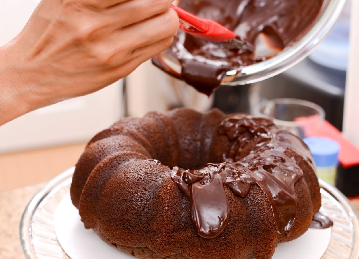 Bolo de chocolate molhadinho para café da manhã ou lanche