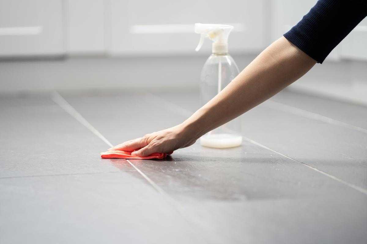 Confira agora mesmo como fazer um desinfetante natural para limpar o chão da cozinha