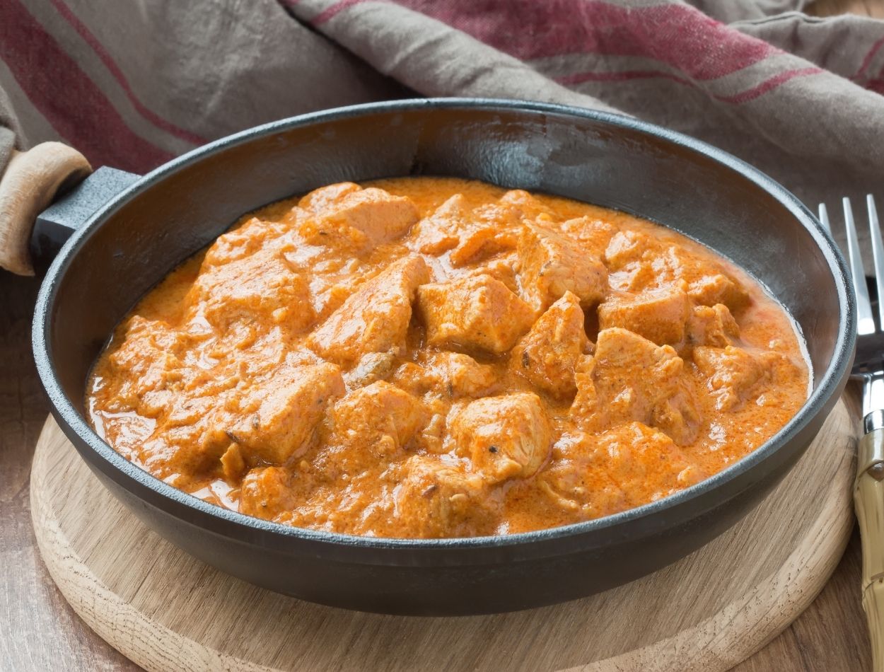Cubinhos de frango ao molho; uma delícia para o seu almoço