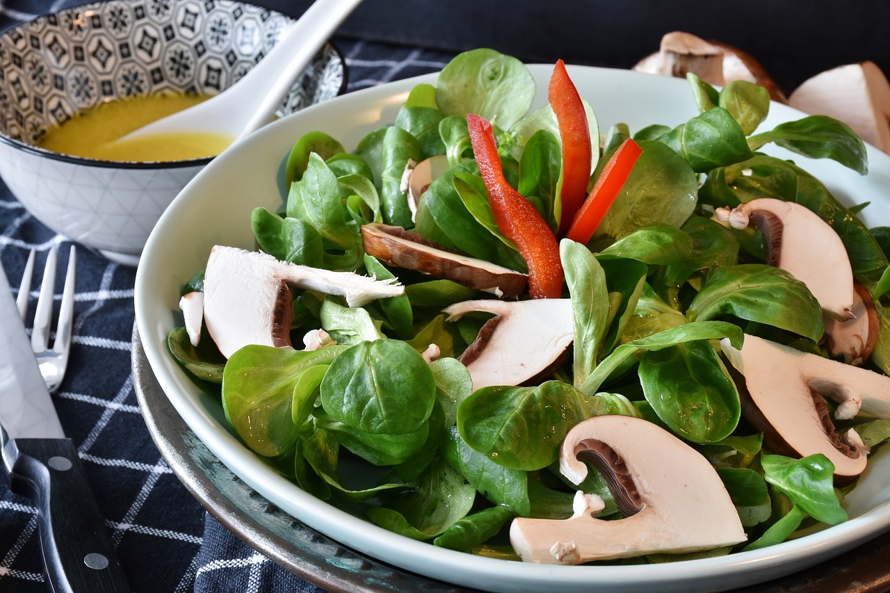 Salada verde simples, entradas ou acompanhamentos no almoço ou jantar. 