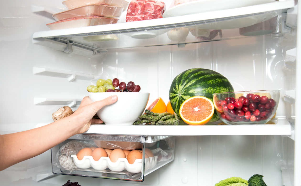 Descubra maneira correta de dispor os alimentos na geladeira e conservar por mais tempo; veja