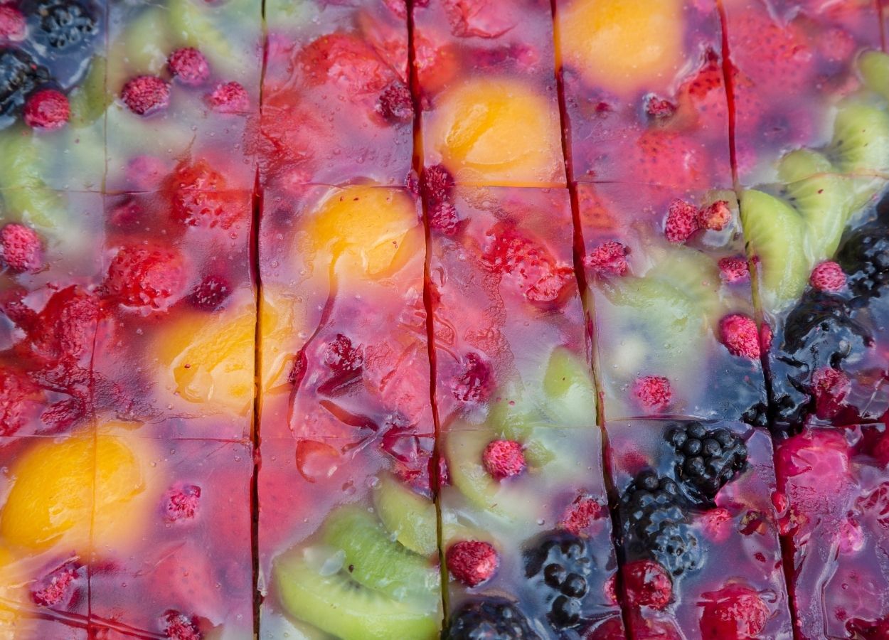 Salada de frutas com gelatina, sobremesa ou lanche perfeito.