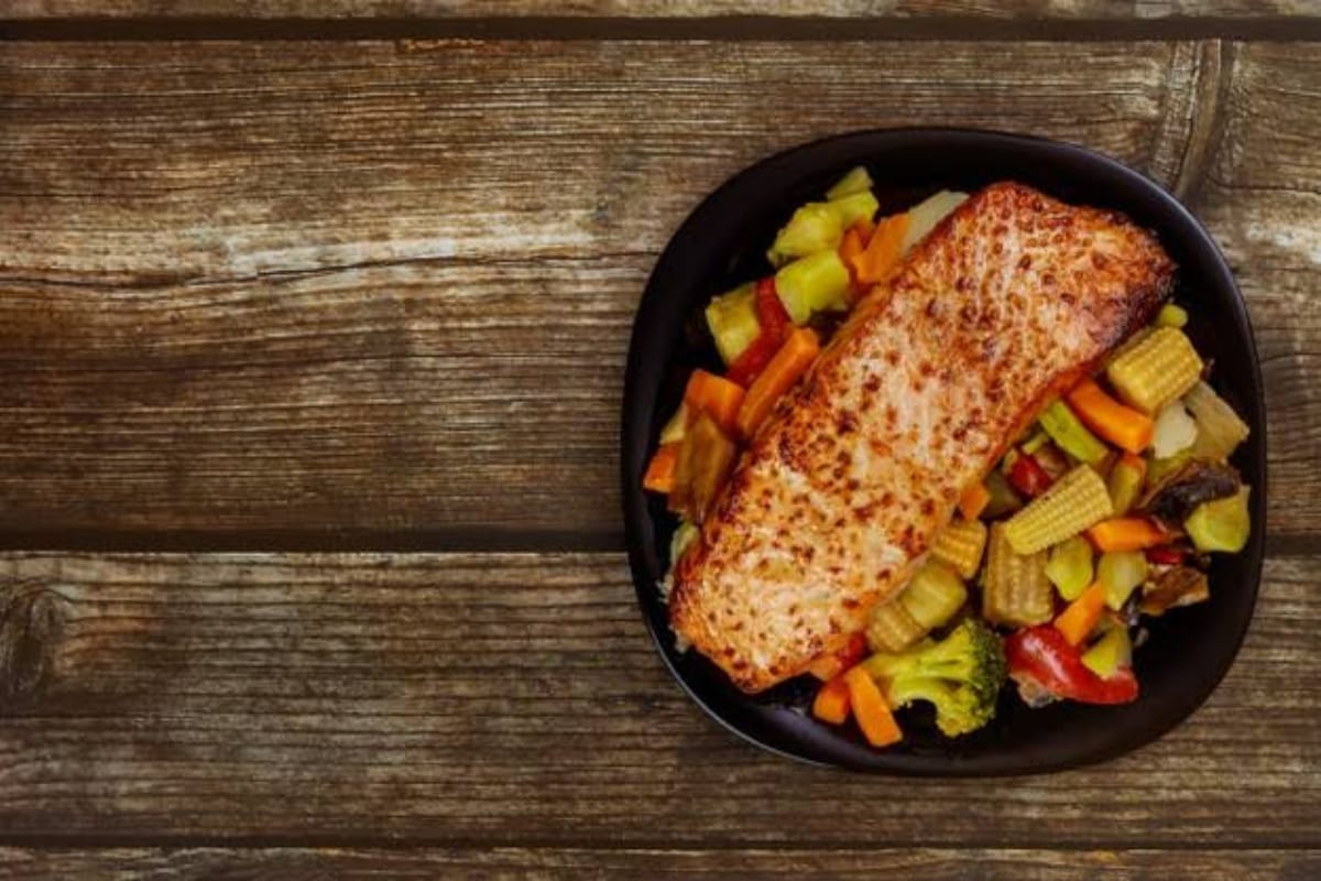 Se você deseja comemorar algo no almoço ou jantar, fazer uma surpresa ou ao menos sair um pouco da rotina do cardápio do dia a dia, o salmão com legumes assado é a receita ideal
