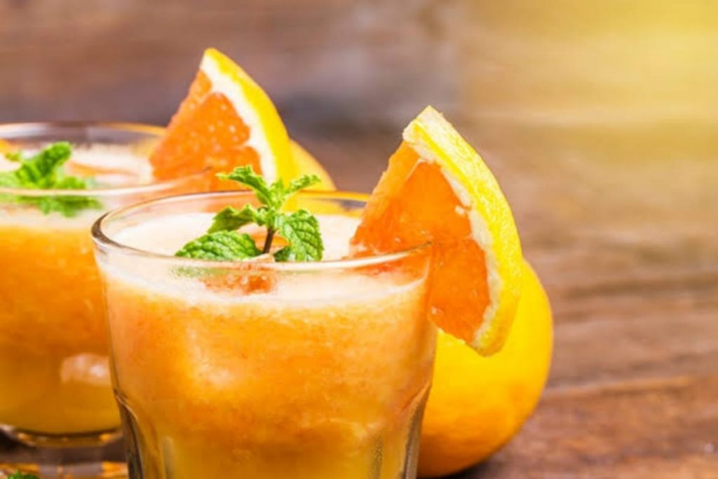 Screwdriver drink ou “chave de fenda” a bebida mista de nome diferentão