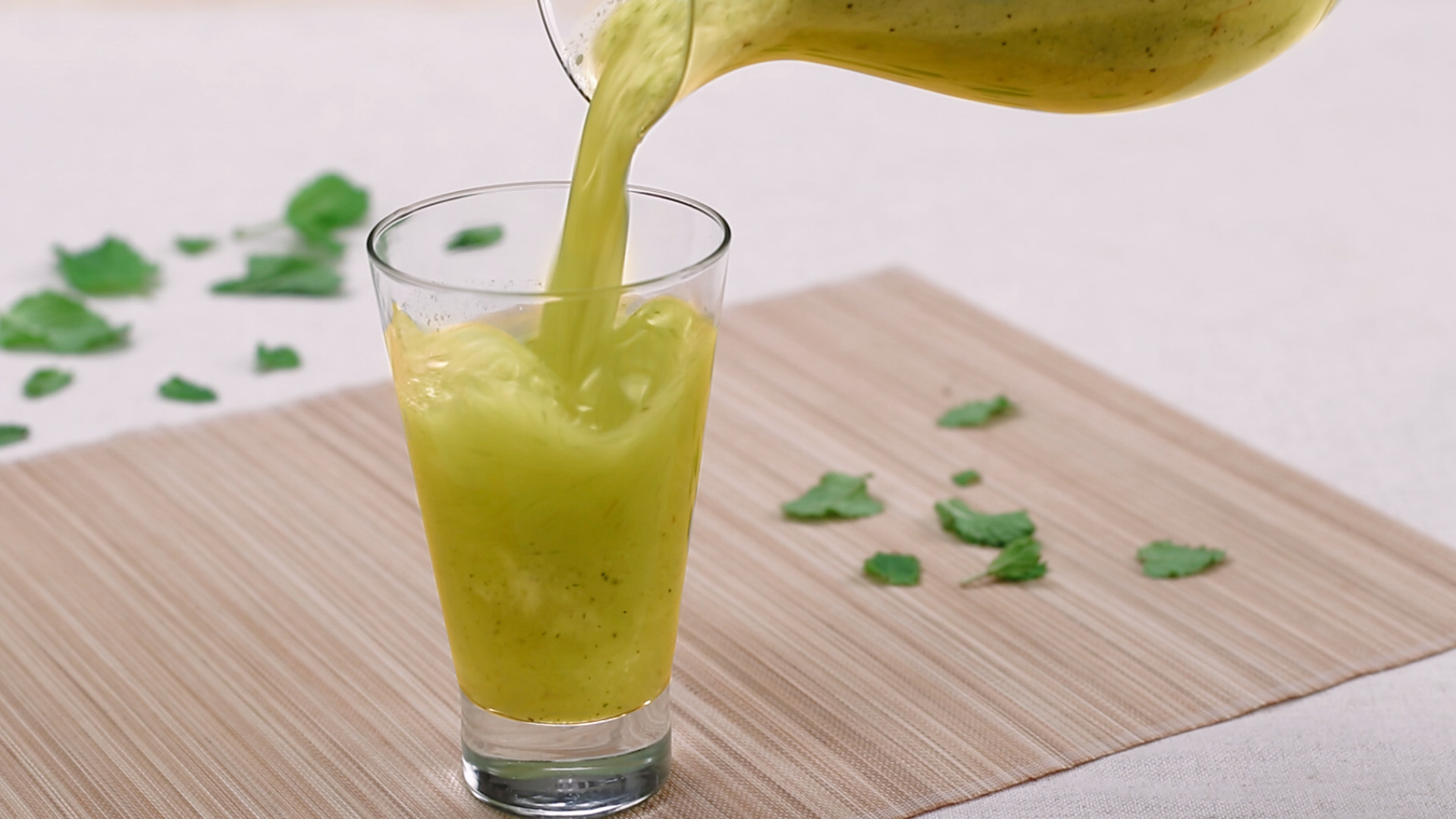 Bebida: suco de abacaxi com hortelã