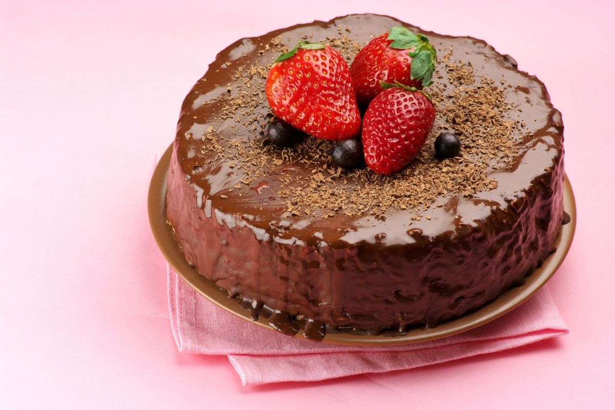 bolo de chocolate com cobertura para café da manhã ou lanche