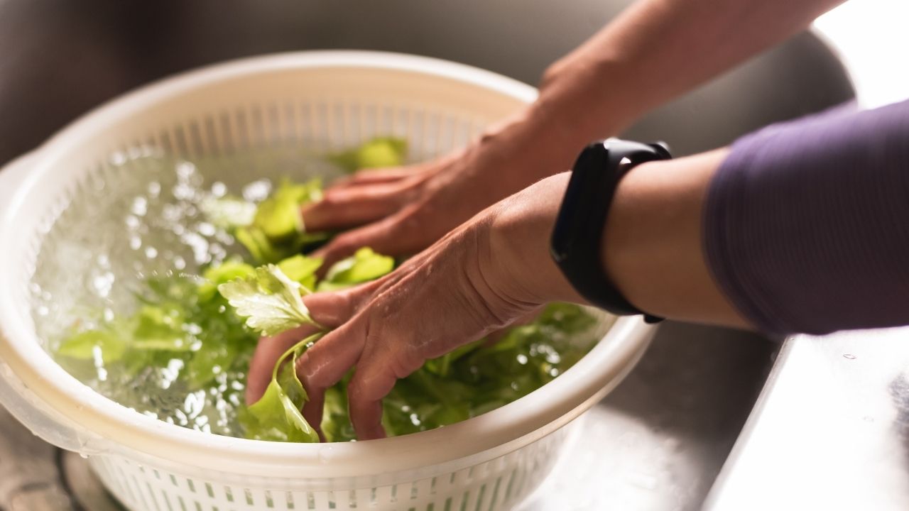 Como higienizar verduras e fazer durar mais tempo