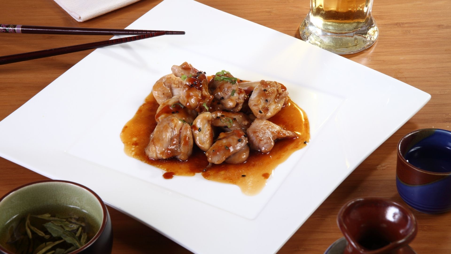 Frango ao molho de vinho para almoço (canva)