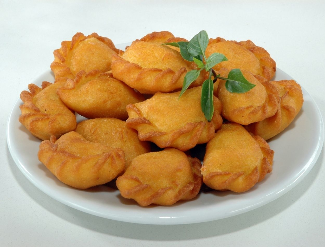 Pastel de angu igual da roça: conheça o petisco de fubá bom demais da conta