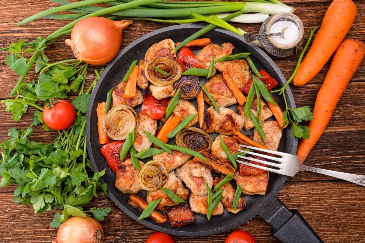 picadinho de carne de porco e legumes picadinho de carne de porco e legumes para o almoço ou jantar