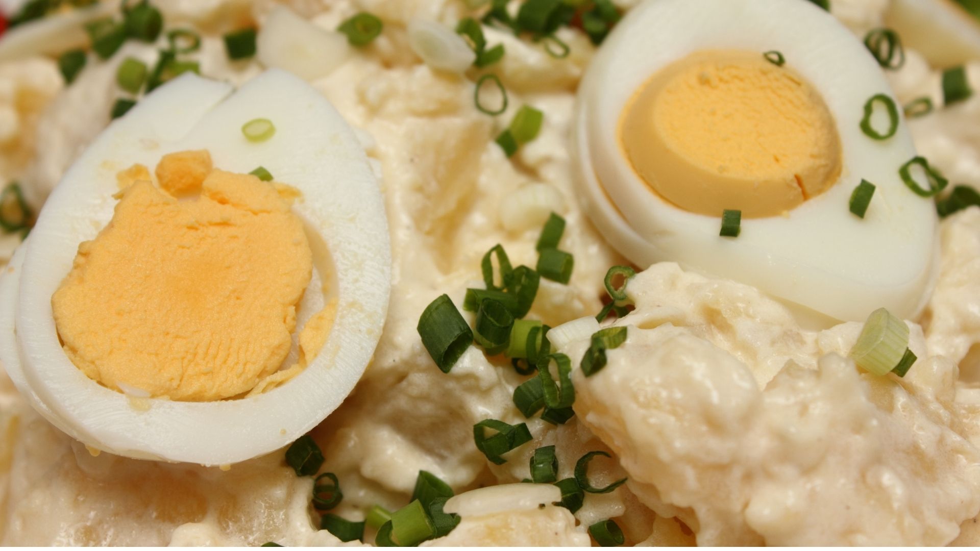 salada de batata com ovos, entrada no almoço (Canva)
