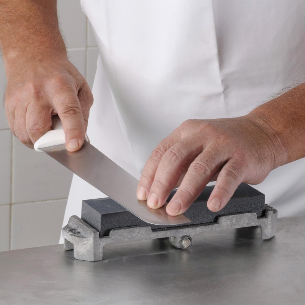 O segredo para afiar facas com segurança foi revelado! Saiba agora mesmo como fazer