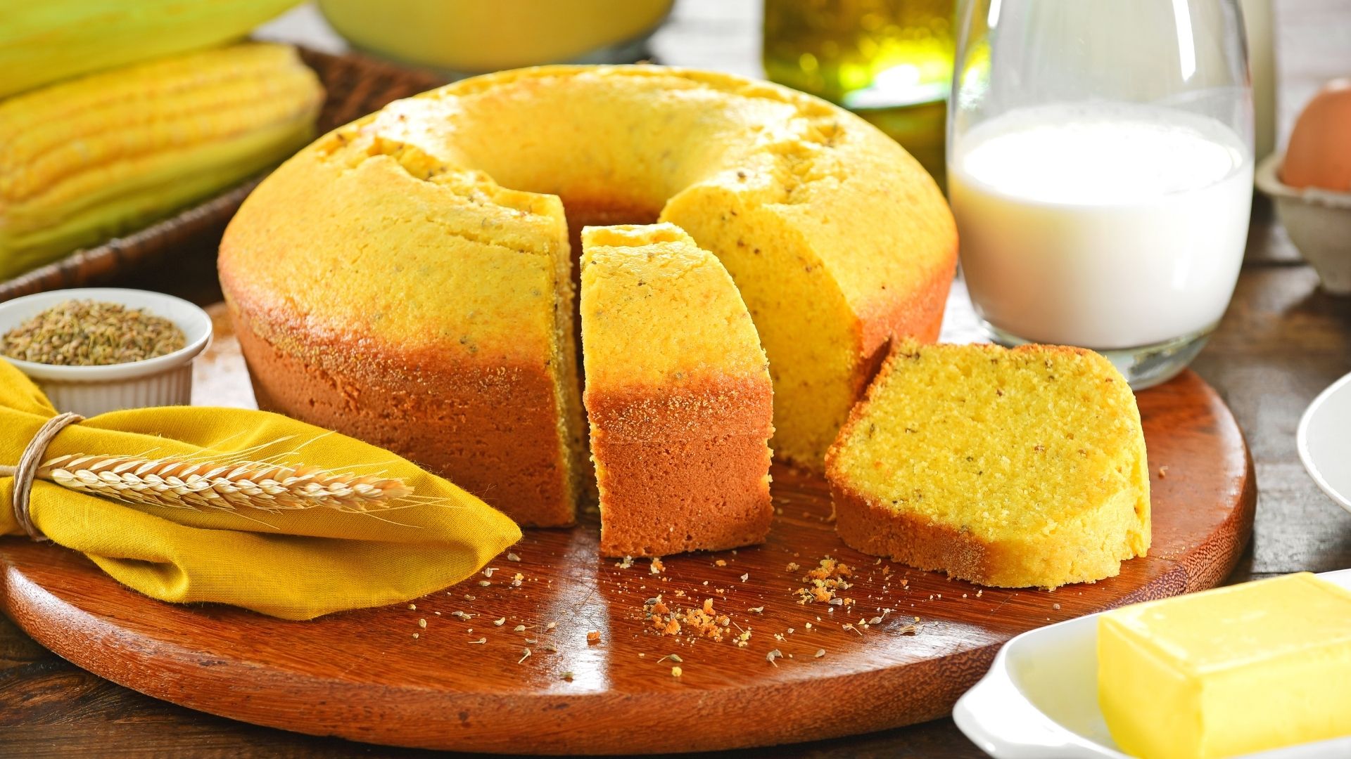 Bolo de milho simples no café da manhã (canva)
