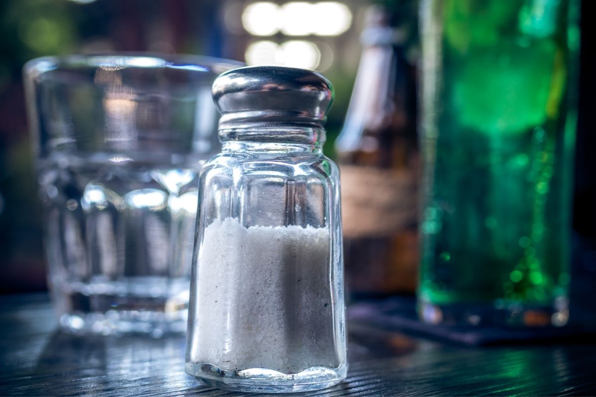 Como evitar que o sal empelote no saleiro? Confira dicas eficientes para retirar a umidade