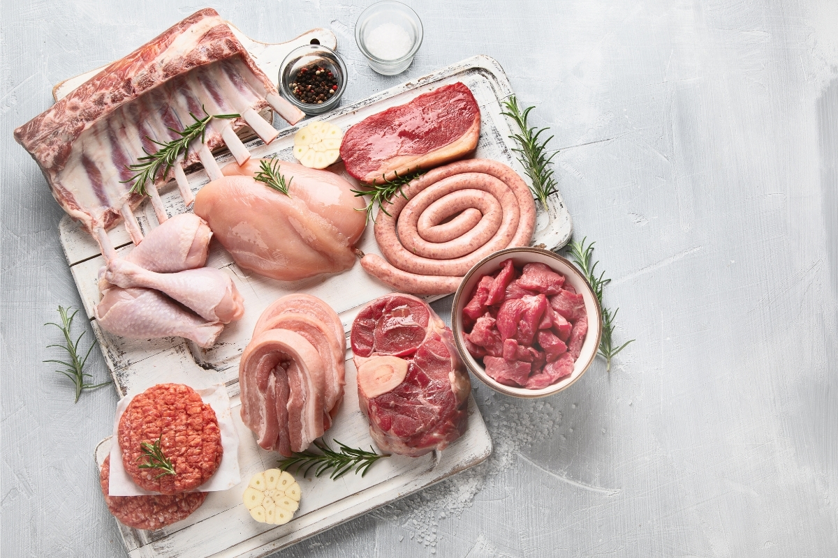 Por quanto tempo a carne pode ficar fora da geladeira sem estragar? Confira dicas importantes de conservação