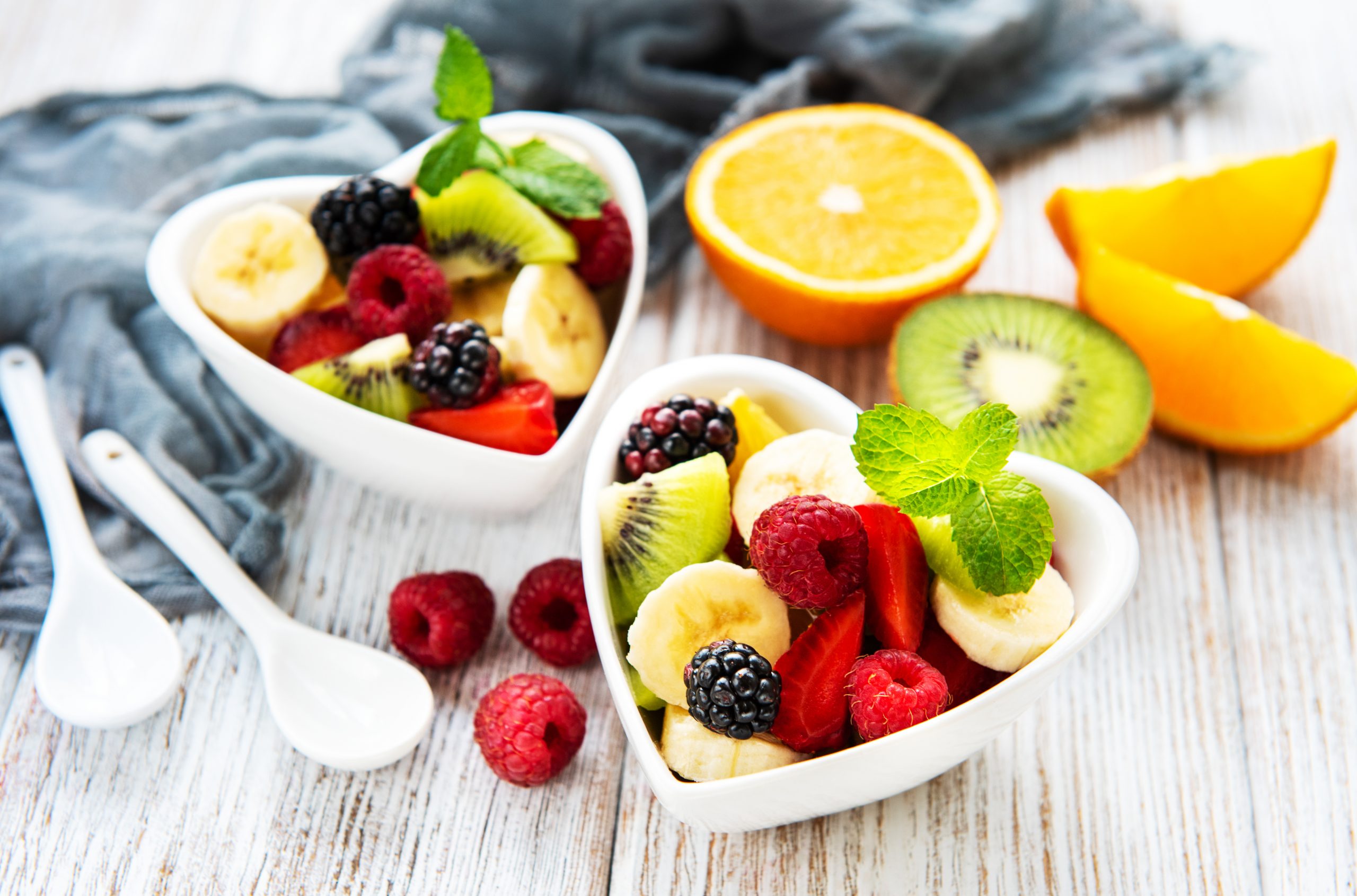 Salada de frutas com leite de coco para sobremesa ou lanche saudável
