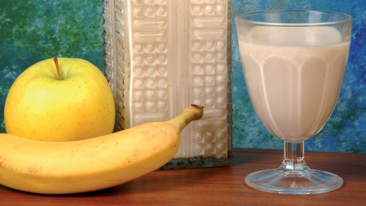 Vitamina poderosa de maçã com banana e fibras. Bebida saudável.