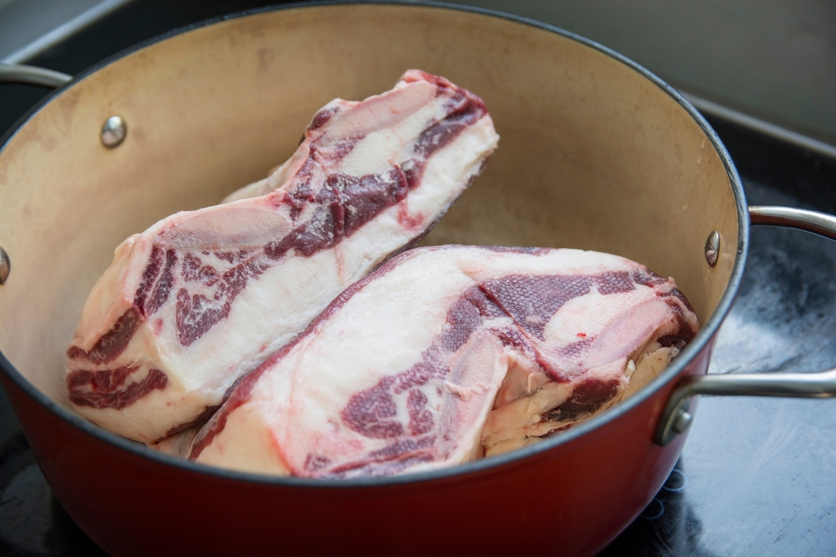 Saiba como descongelar carnes corretamente: confira dicas importantes e seguras