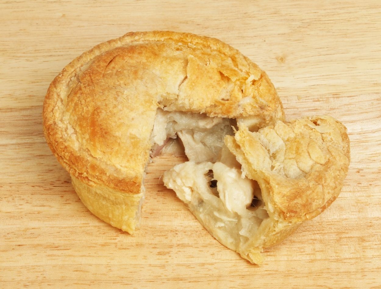 Empadinha de frango com azeitona é um clássico, perfeito para o jantar e até festinhas