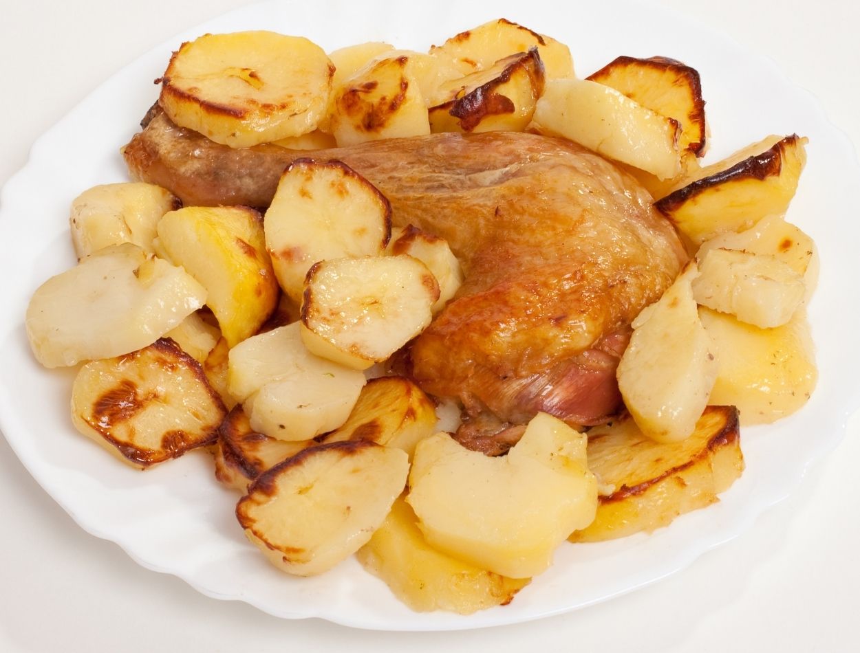 Filé de frango assado com batatas douradas; perfeito para hora do almoço