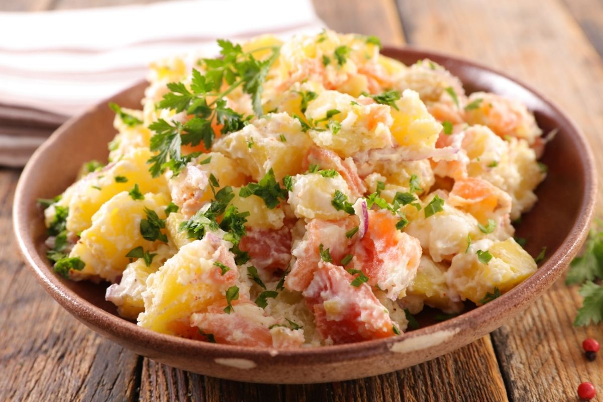 salada de batata e maionese no almoço