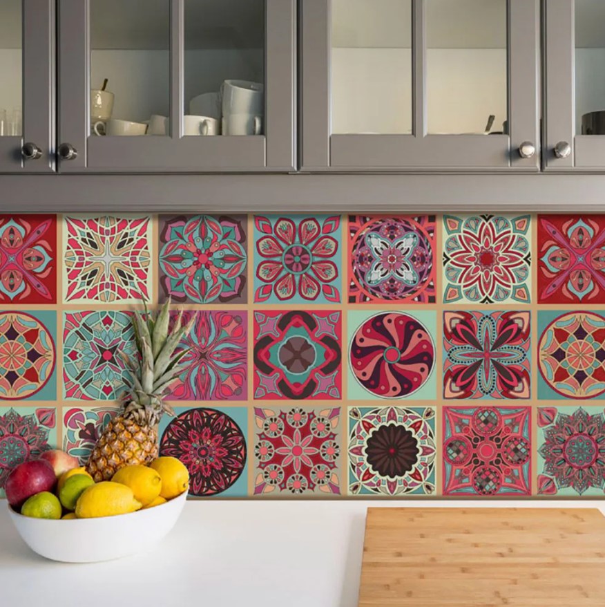 Adesivos de azulejo na cozinha: eles duram mesmo? Saiba mais sobre o assunto
