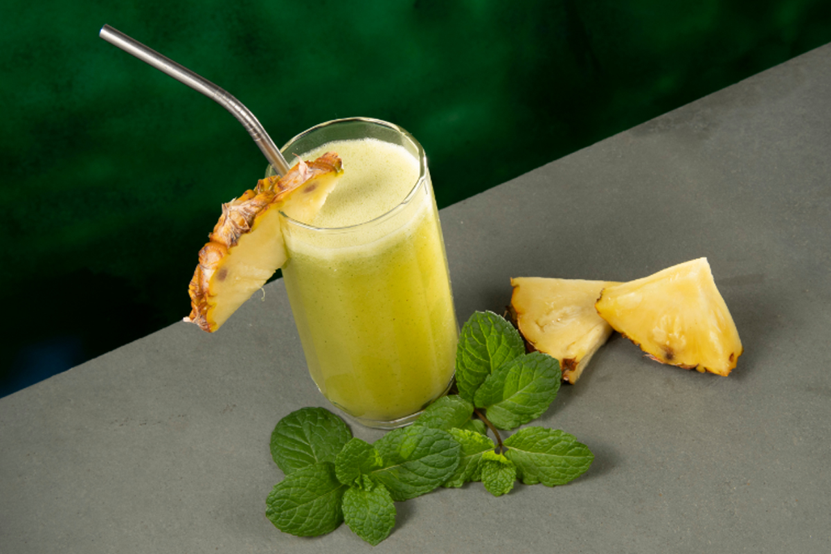 Suco de abacaxi com hortelã para dar energia, bebida saudável